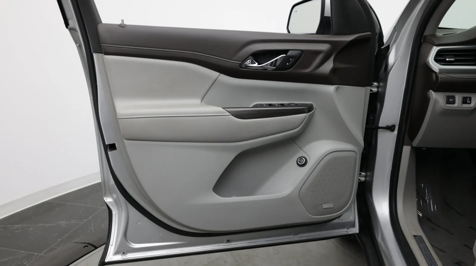 GMC Acadia photo 13
