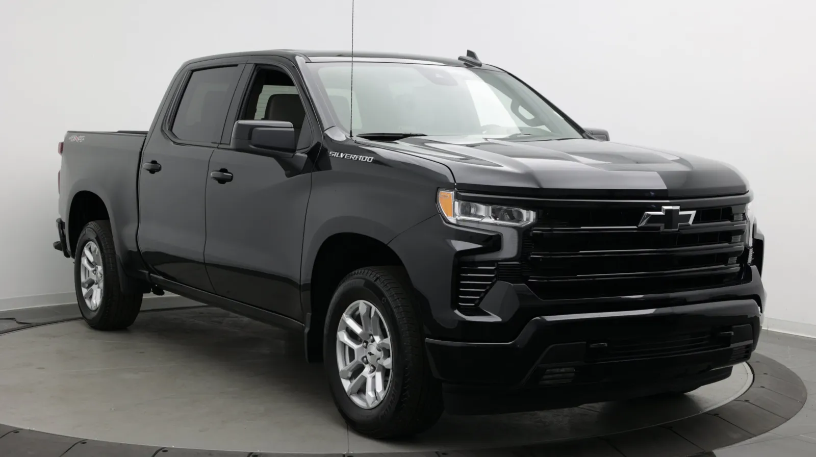 Chevrolet Silverado photo 3