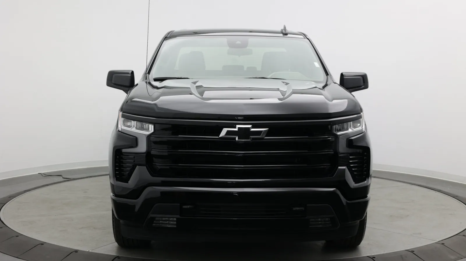 Chevrolet Silverado photo 2