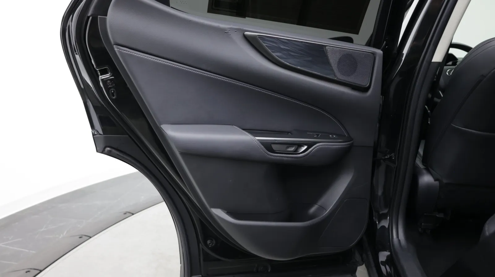 Lexus NX photo 30