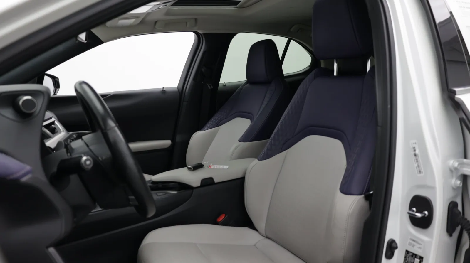 Lexus UX photo 17
