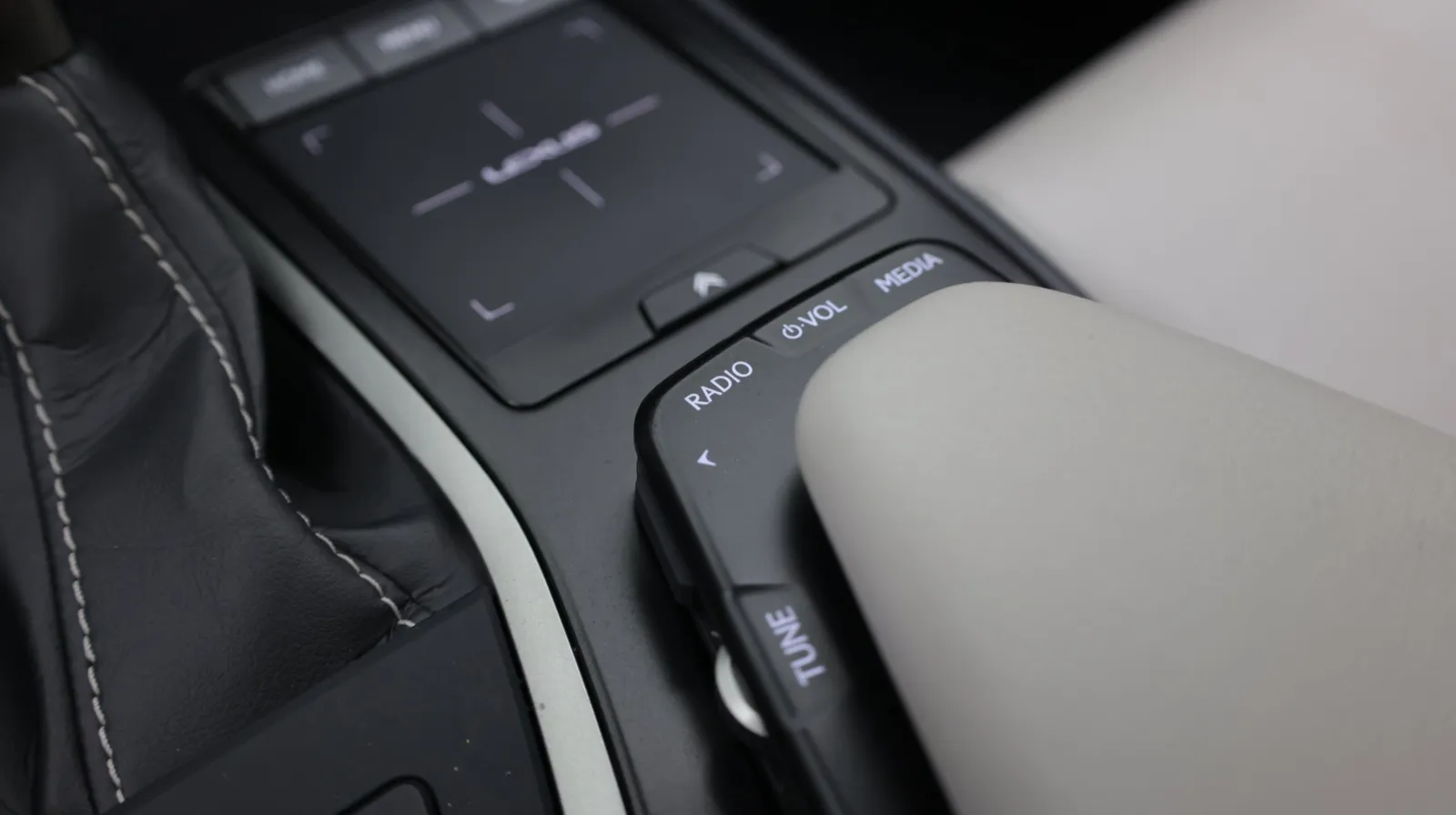 Lexus UX photo 22