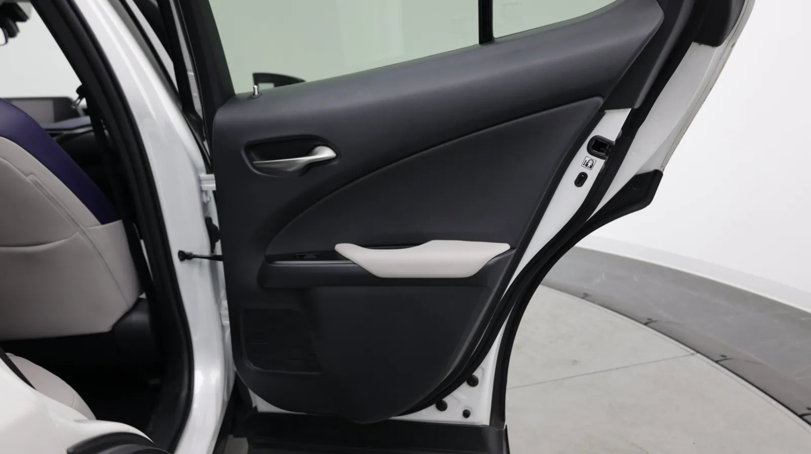 Lexus UX photo 36