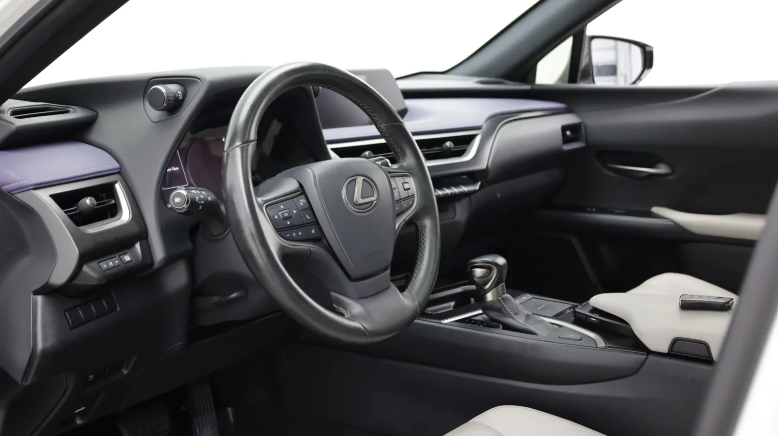Lexus UX photo 12
