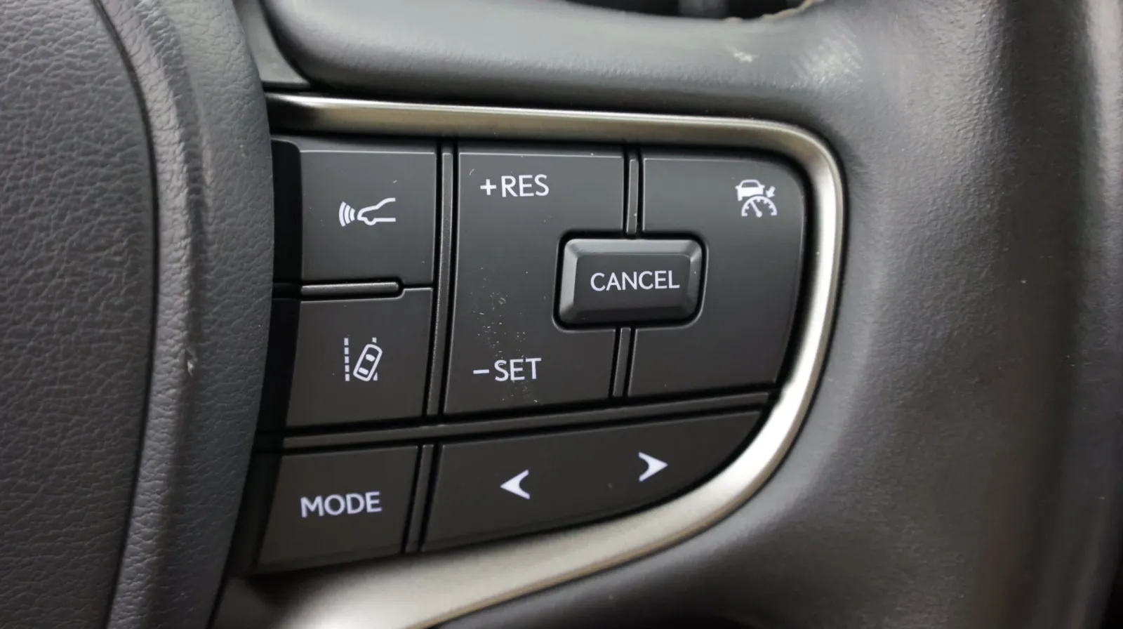 Lexus UX photo 28