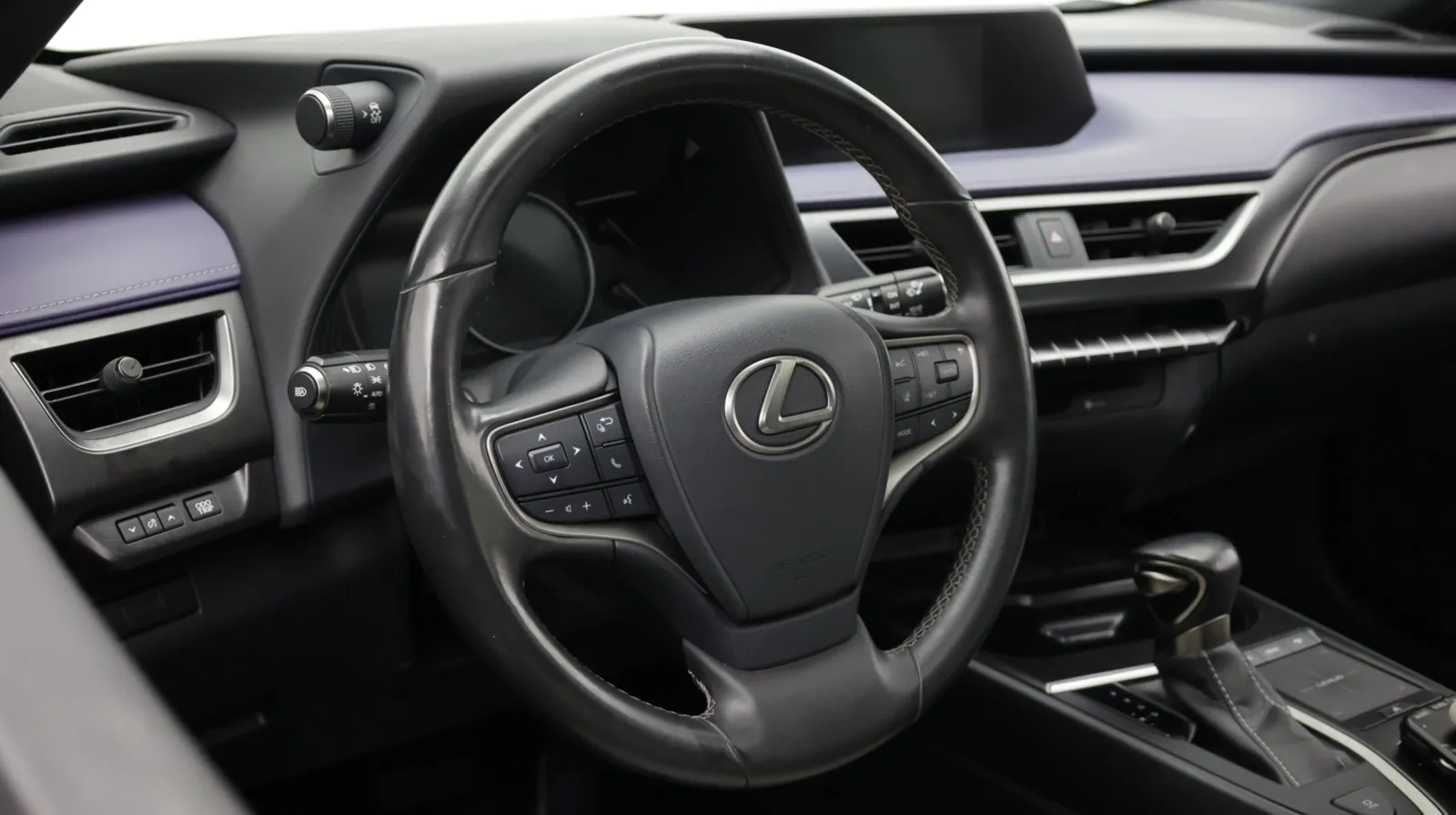 Lexus UX photo 11
