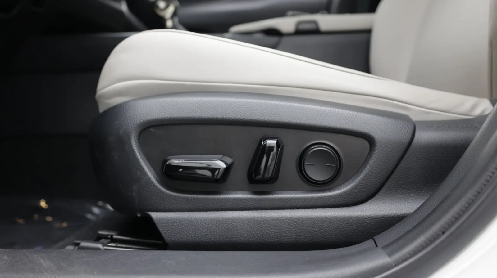 Lexus UX photo 16