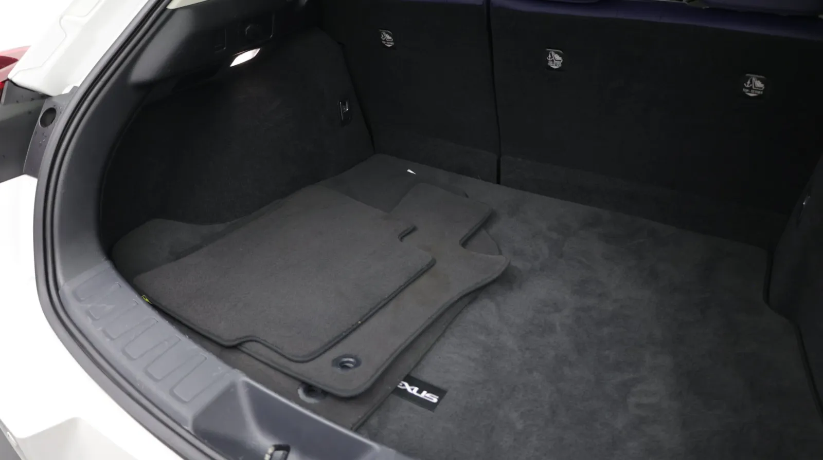 Lexus UX photo 35