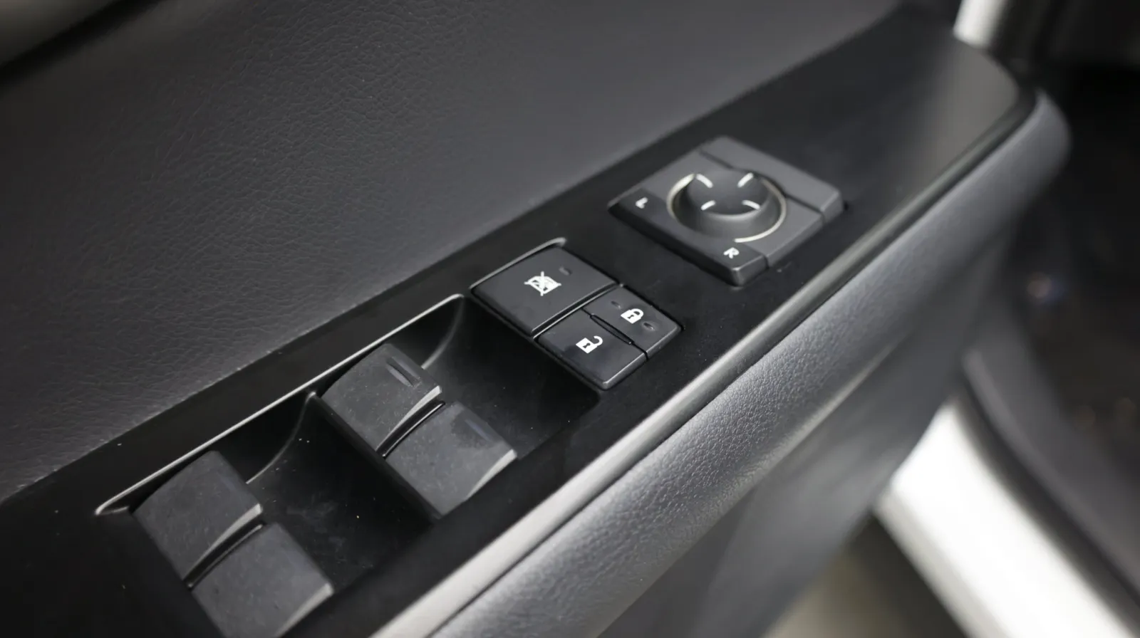 Lexus UX photo 14