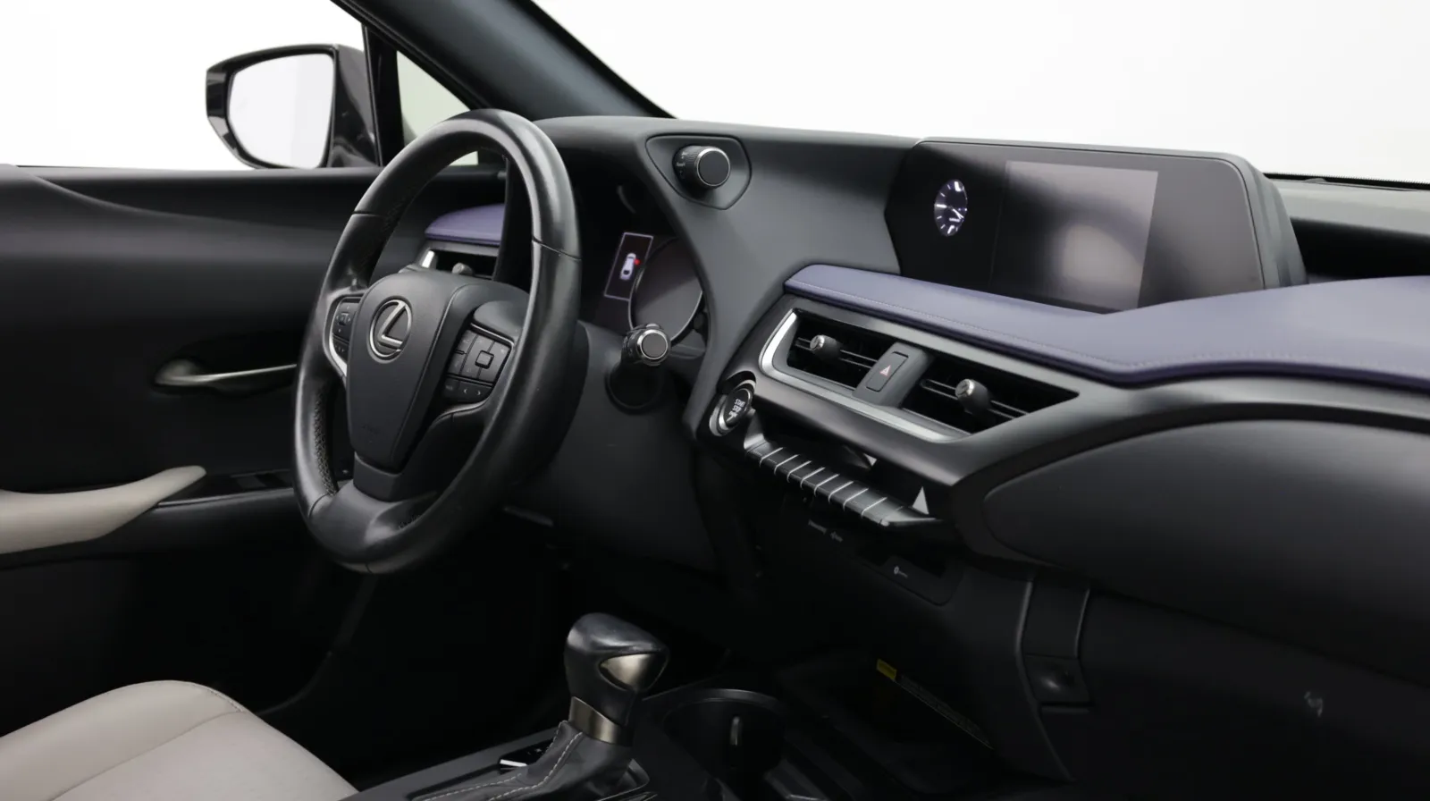 Lexus UX photo 39