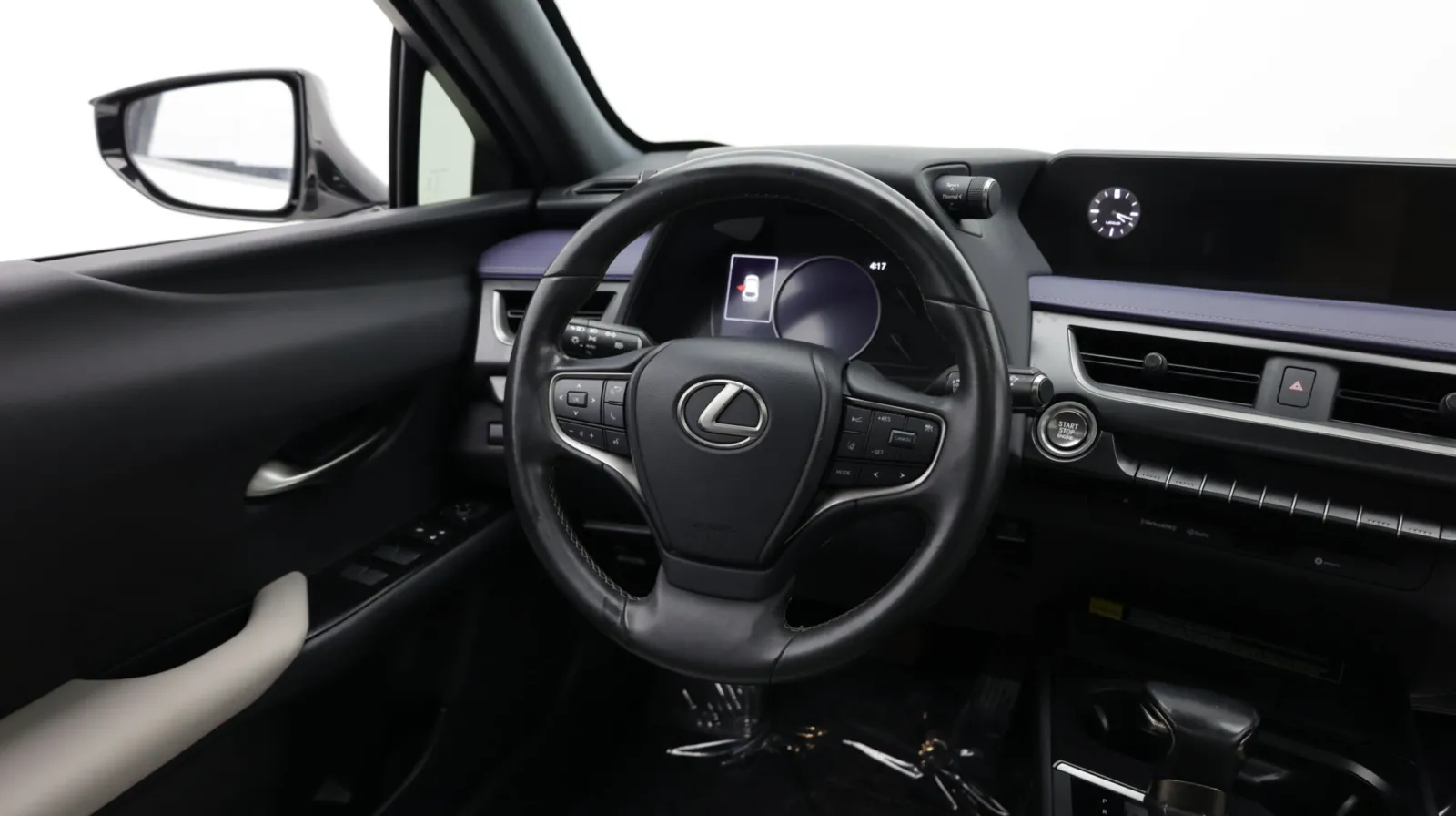 Lexus UX photo 32