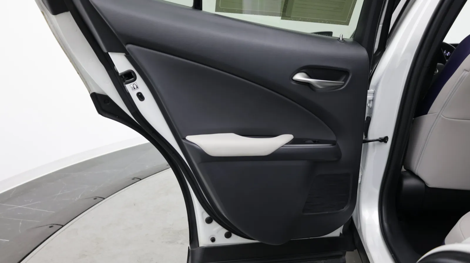 Lexus UX photo 30