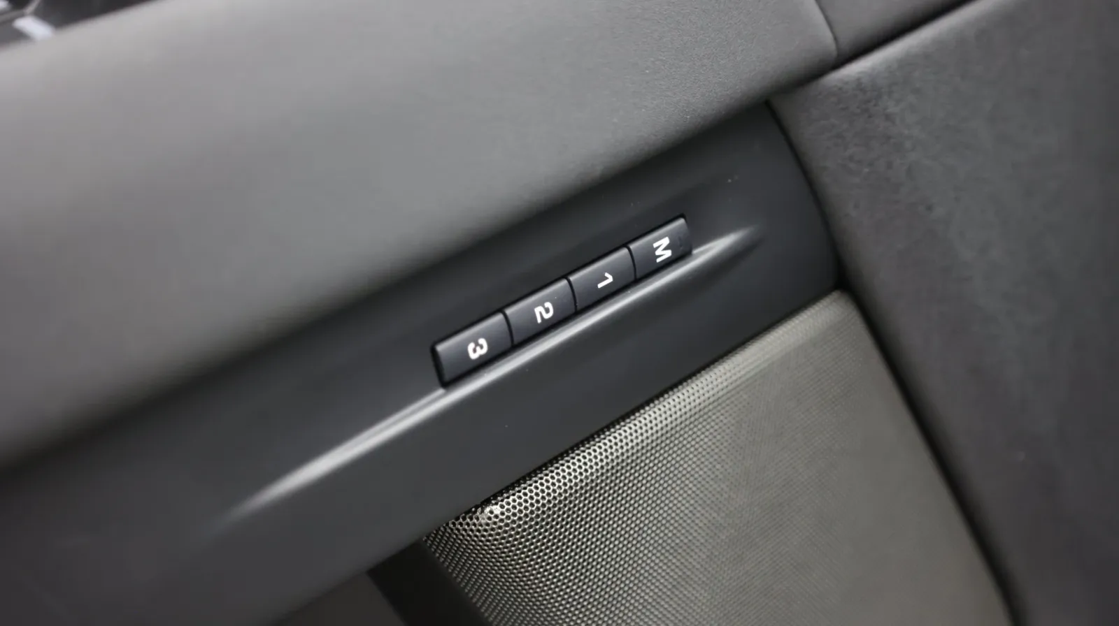 Land Rover Range Rover Evoque photo 16