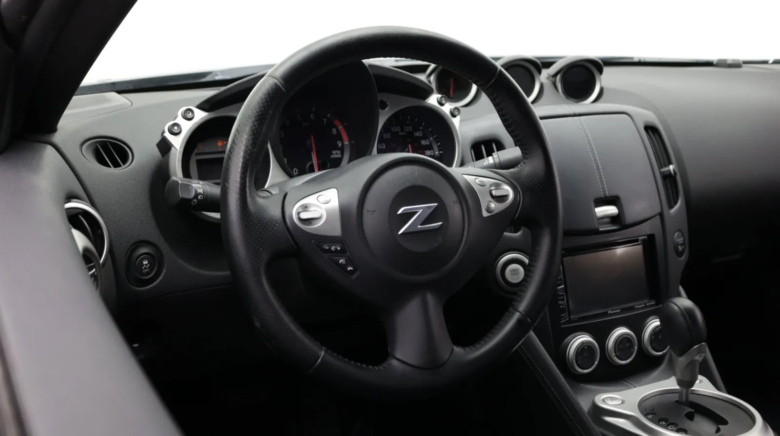 Nissan 370Z photo 10