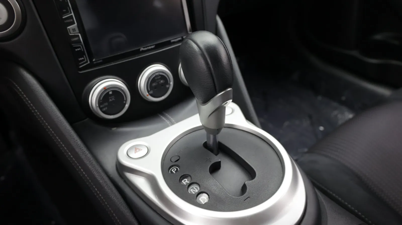 Nissan 370Z photo 15