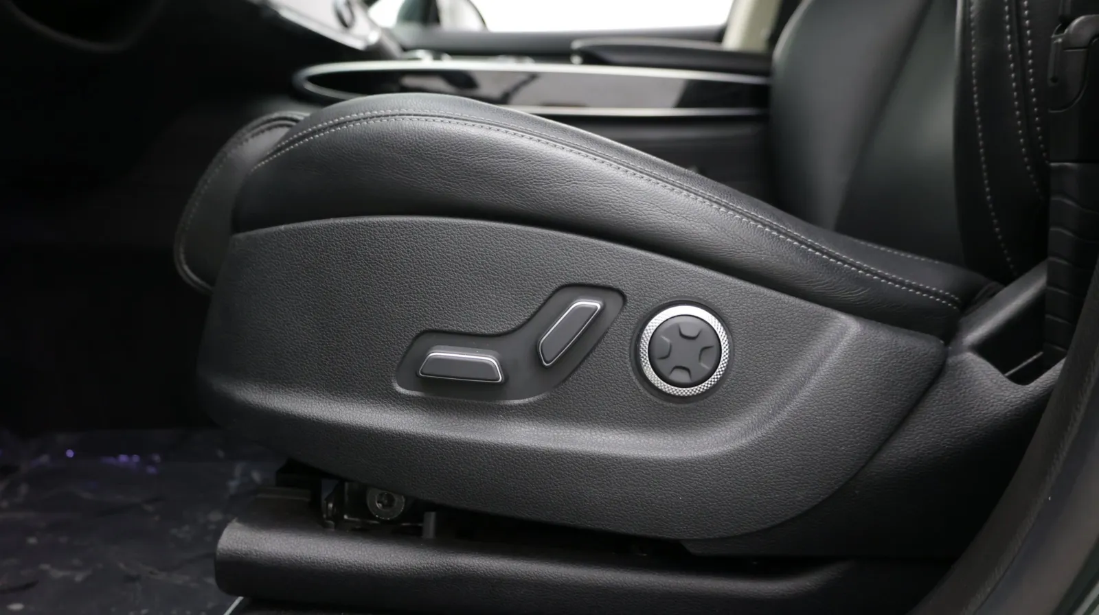 Genesis GV70 photo 15