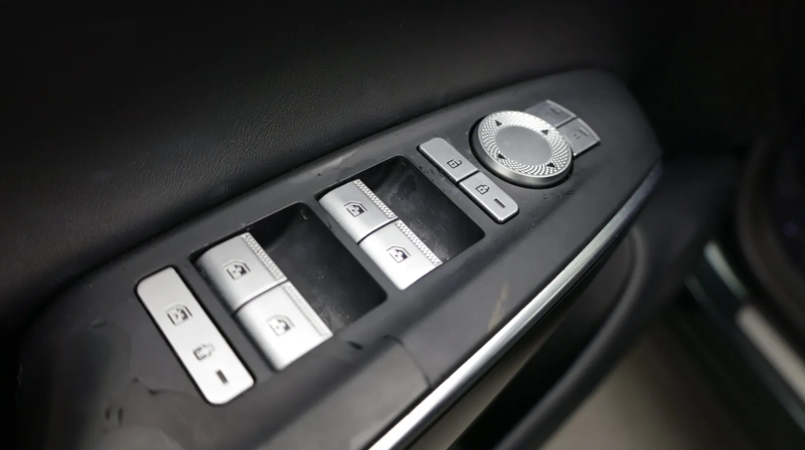 Genesis GV70 photo 14
