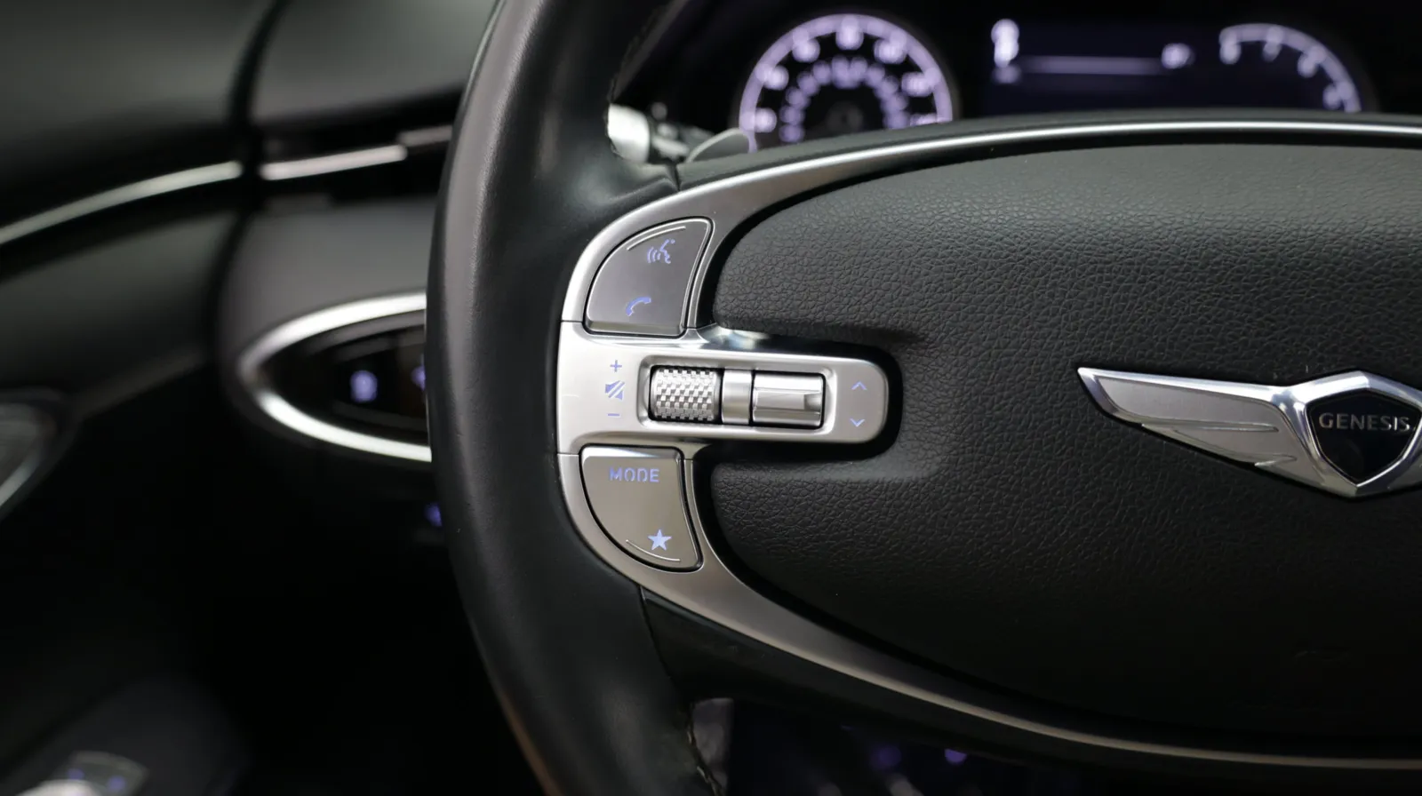 Genesis GV70 photo 24