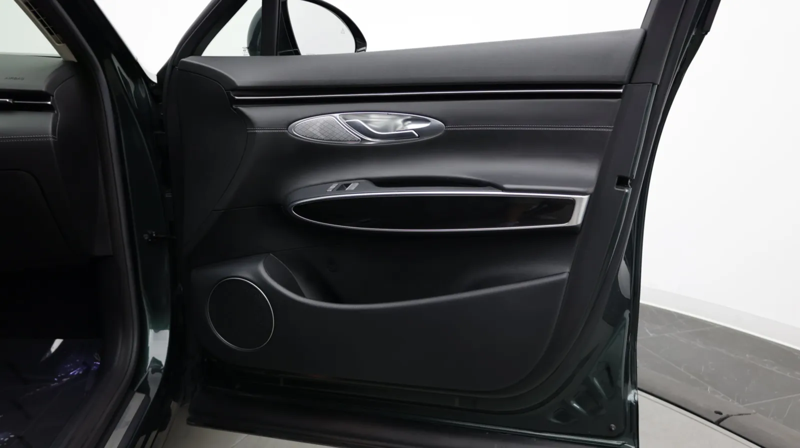 Genesis GV70 photo 37
