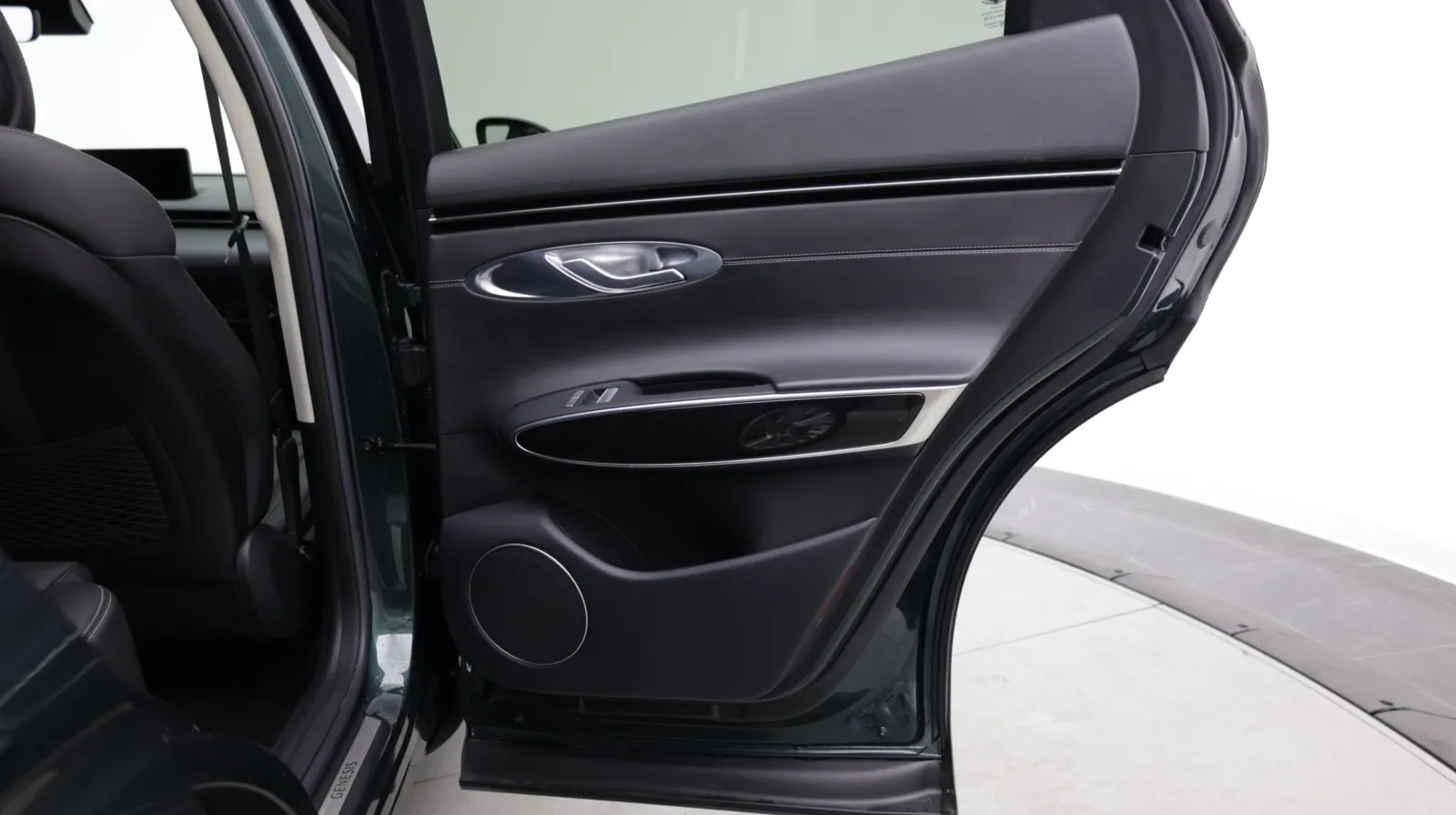 Genesis GV70 photo 35