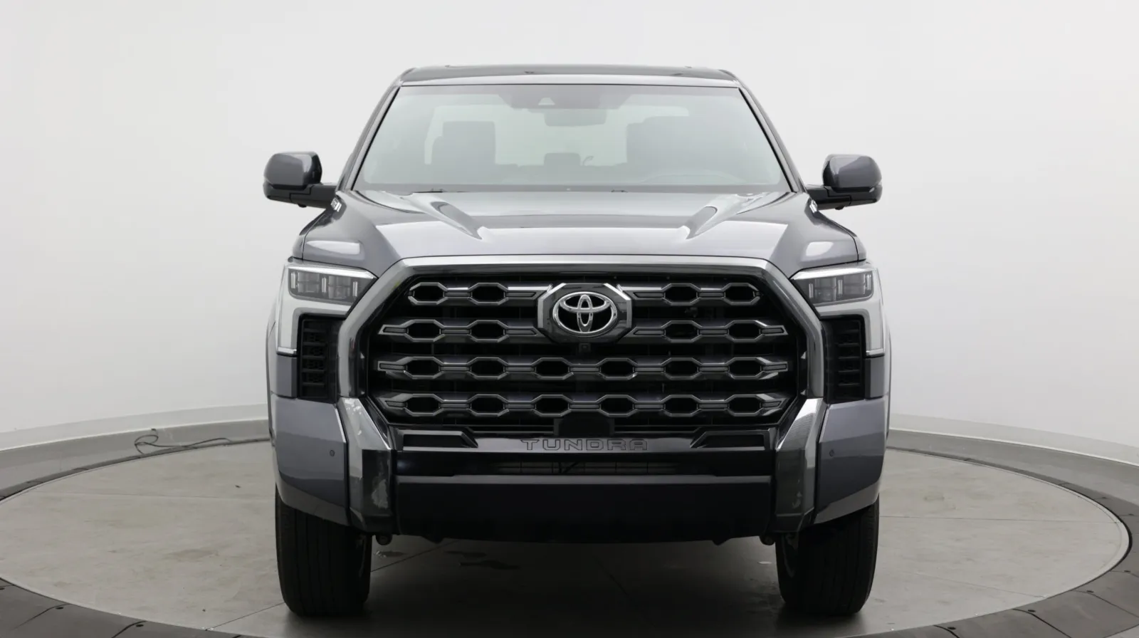 Toyota Tundra photo 2
