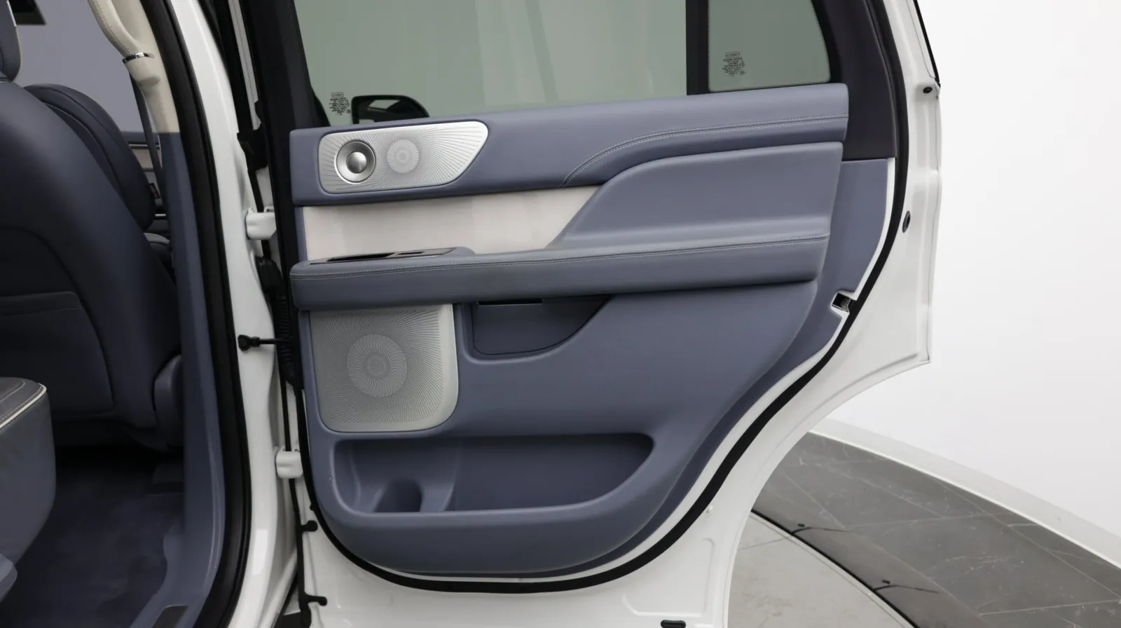 Lincoln Navigator photo 41