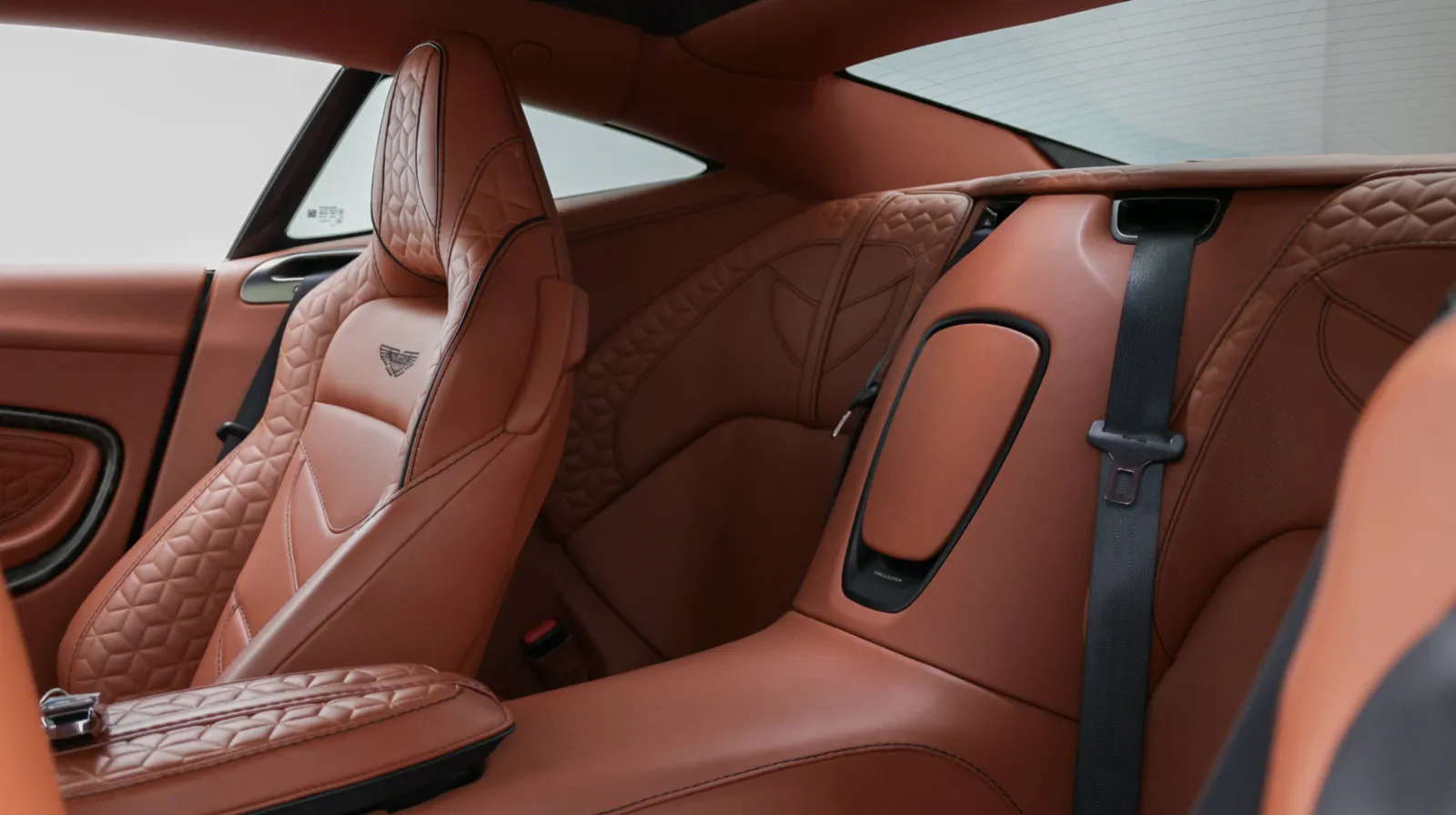 Aston Martin DBS photo 35