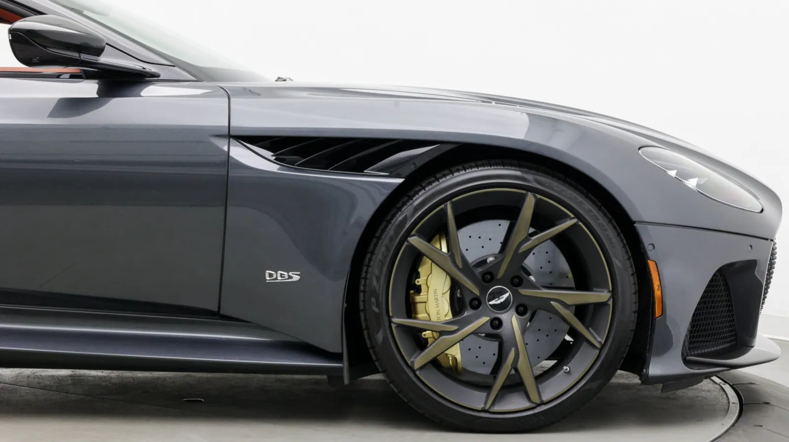 Aston Martin DBS photo 6