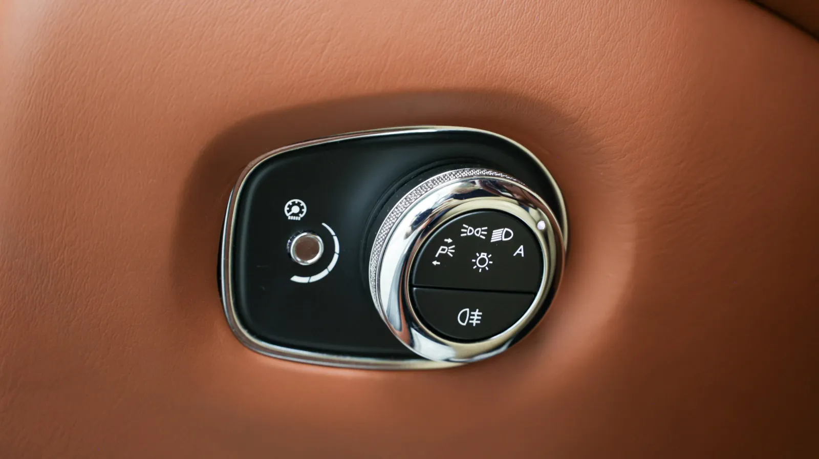 Aston Martin DBS photo 40