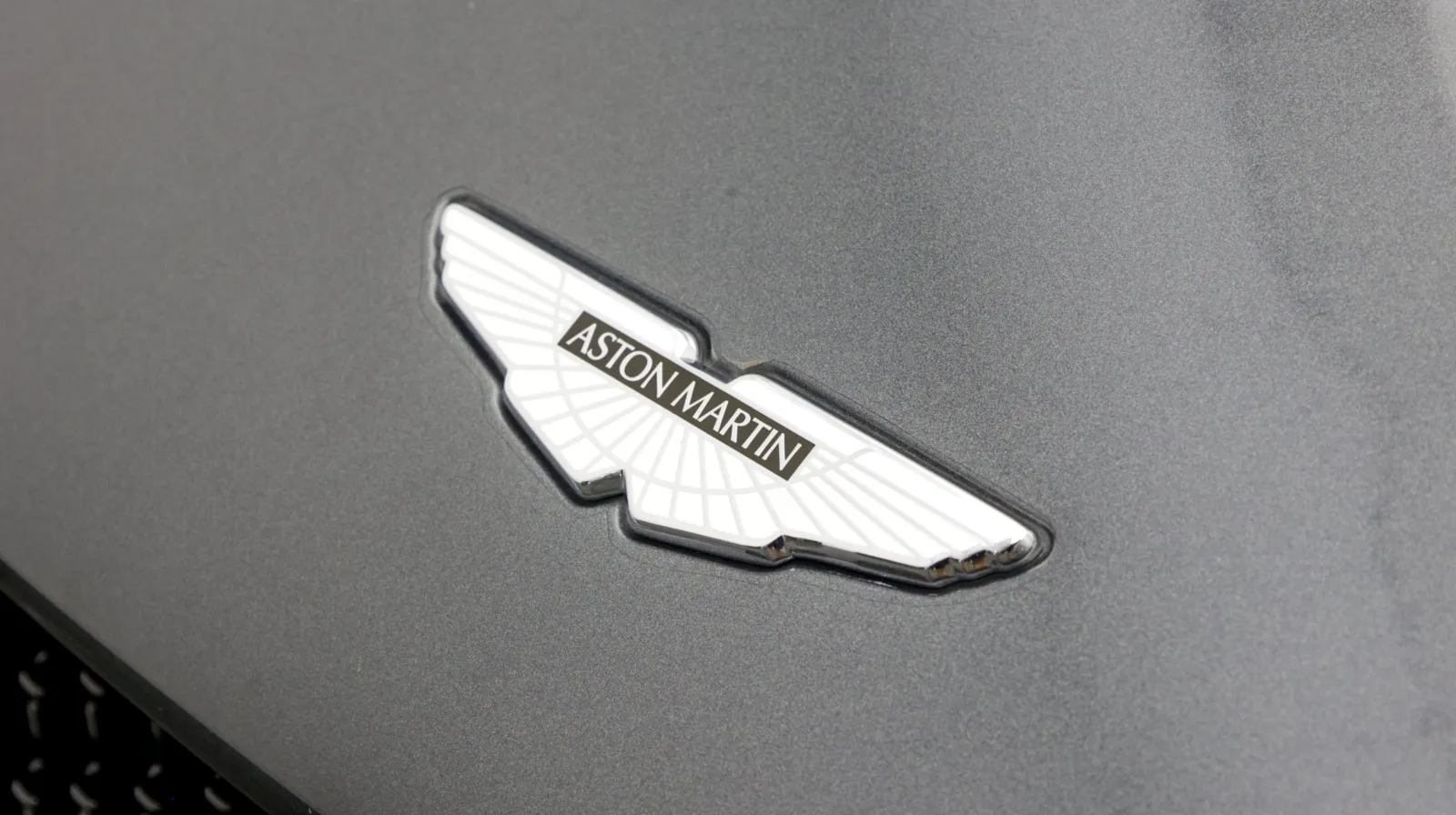 Aston Martin DBS photo 13