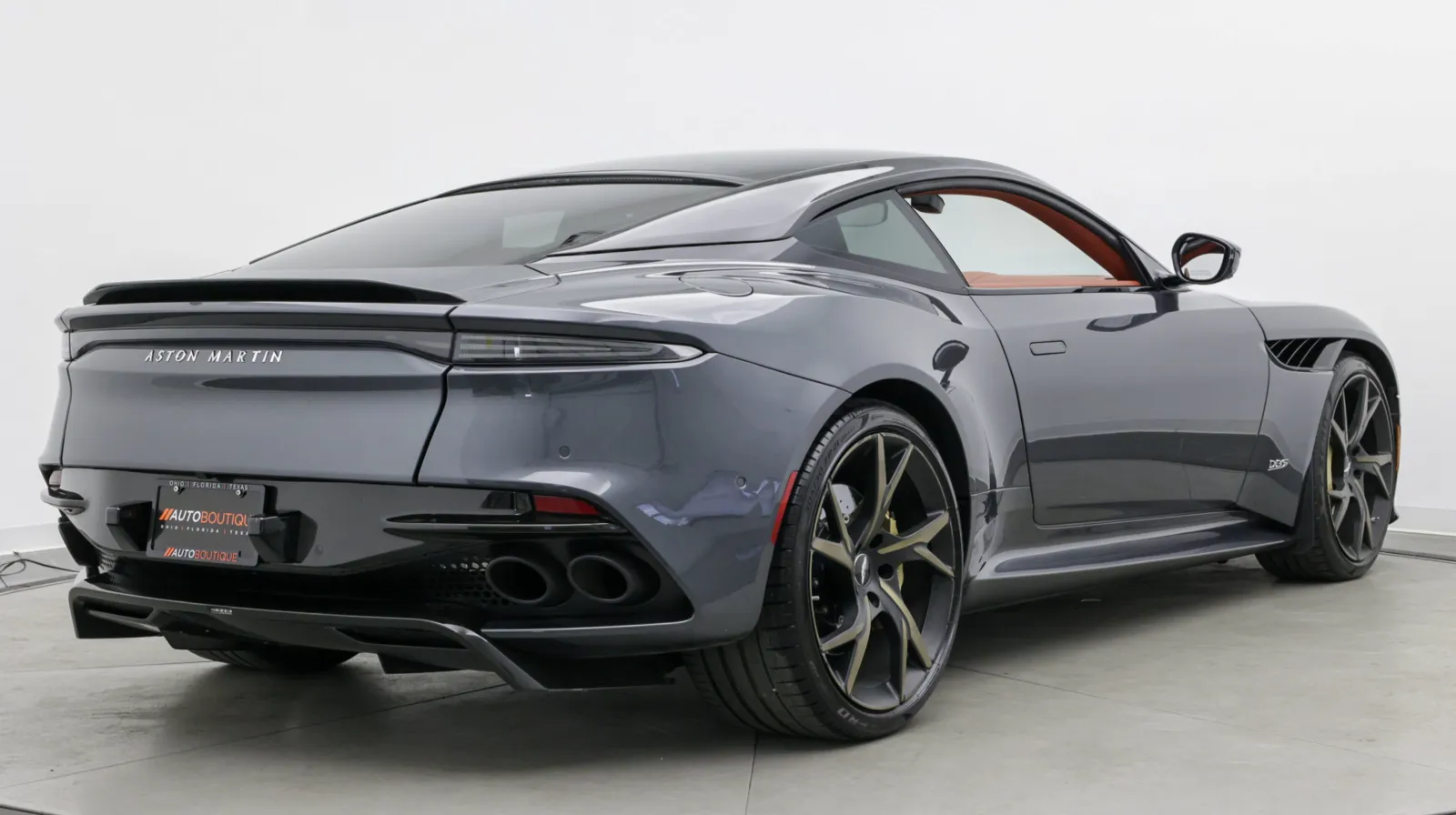 Aston Martin DBS photo 16