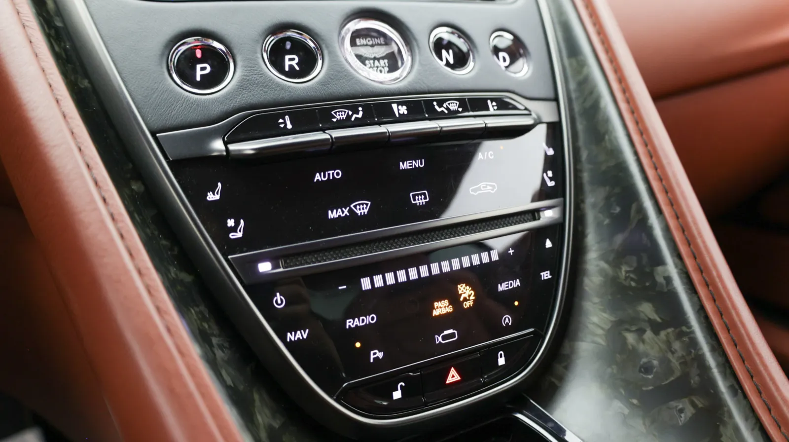 Aston Martin DBS photo 47