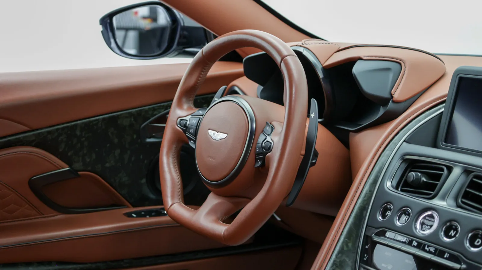 Aston Martin DBS photo 31