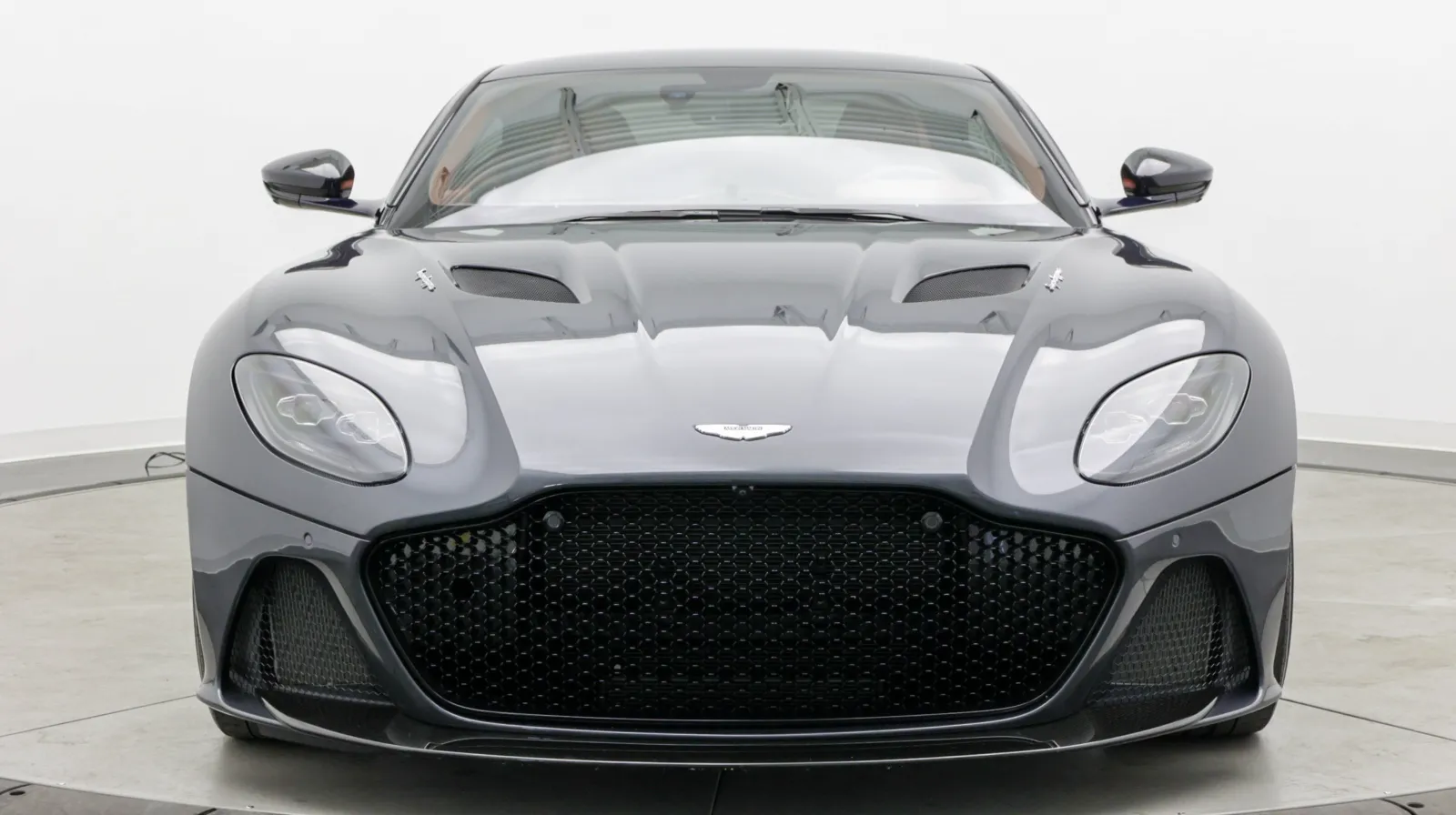 Aston Martin DBS photo 2
