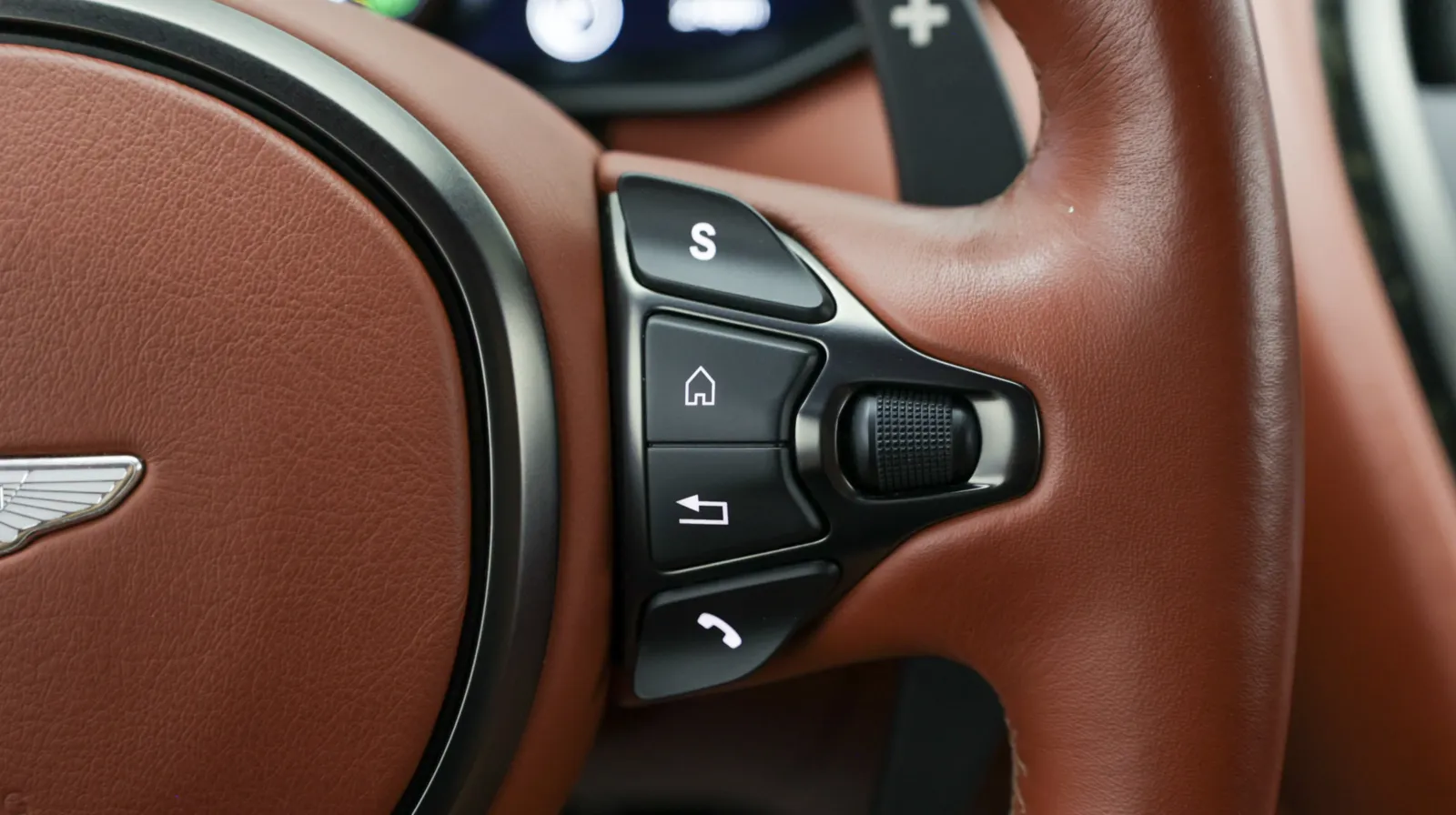 Aston Martin DBS photo 42