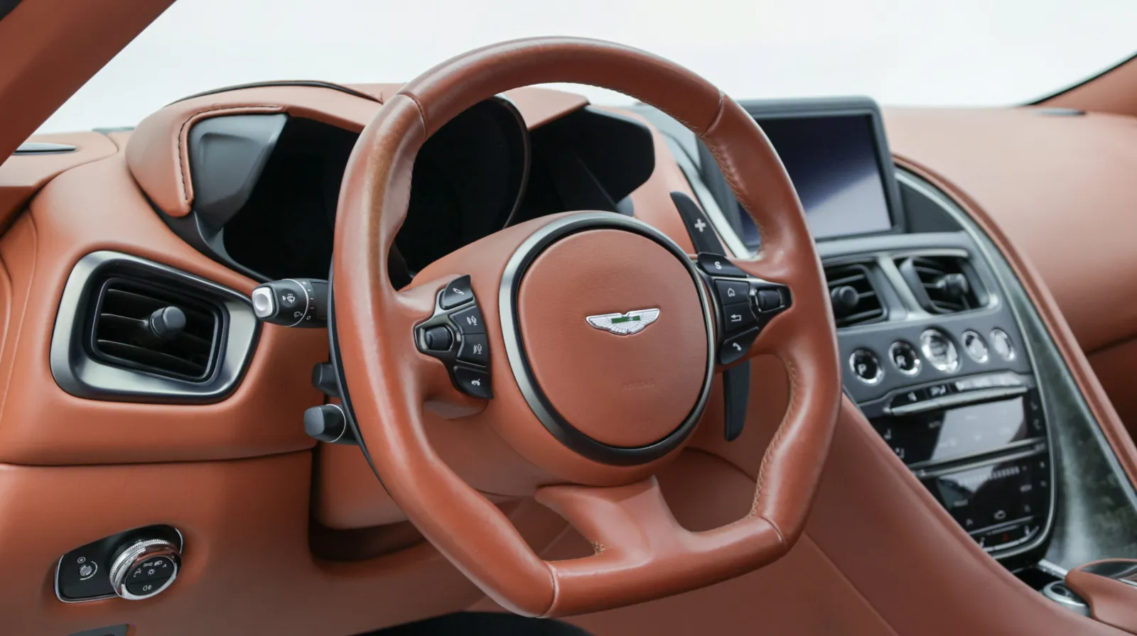 Aston Martin DBS photo 22