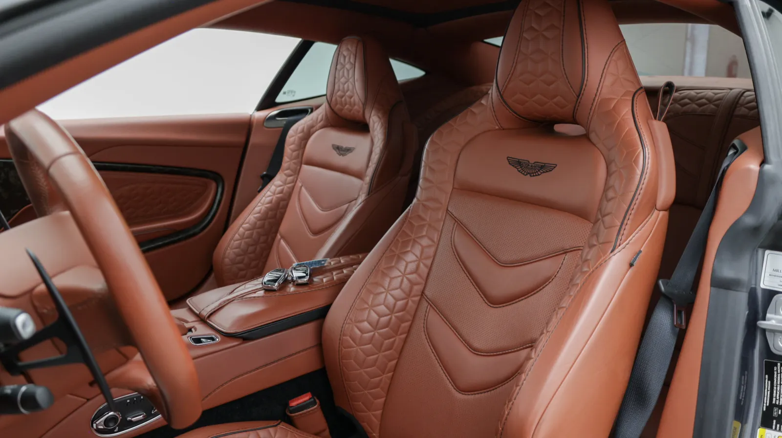 Aston Martin DBS photo 52
