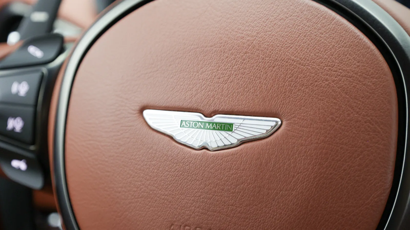 Aston Martin DBS photo 41