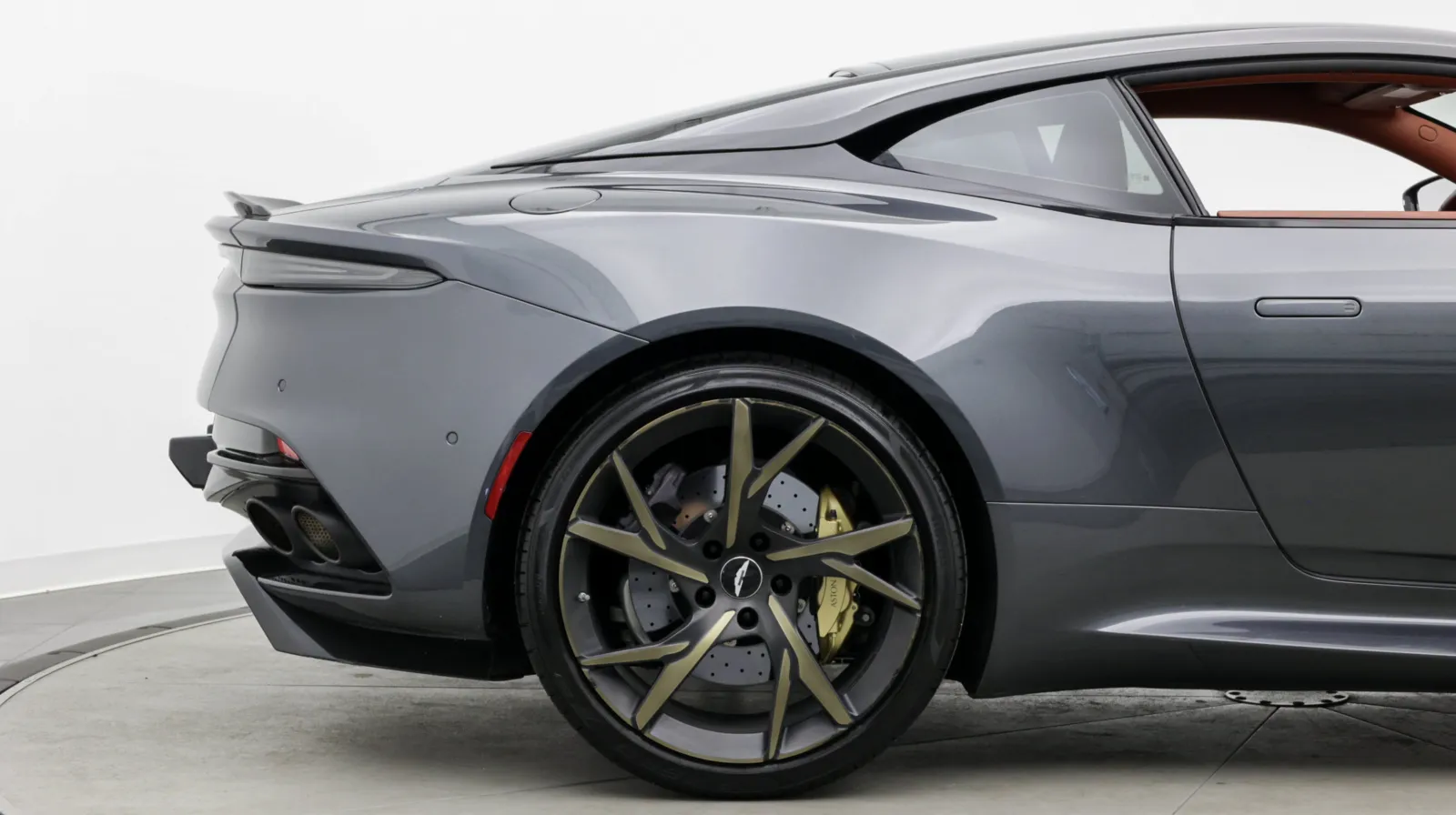 Aston Martin DBS photo 5