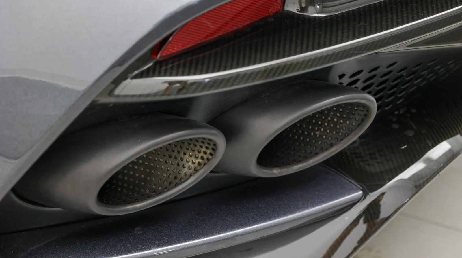 Aston Martin DBS photo 15