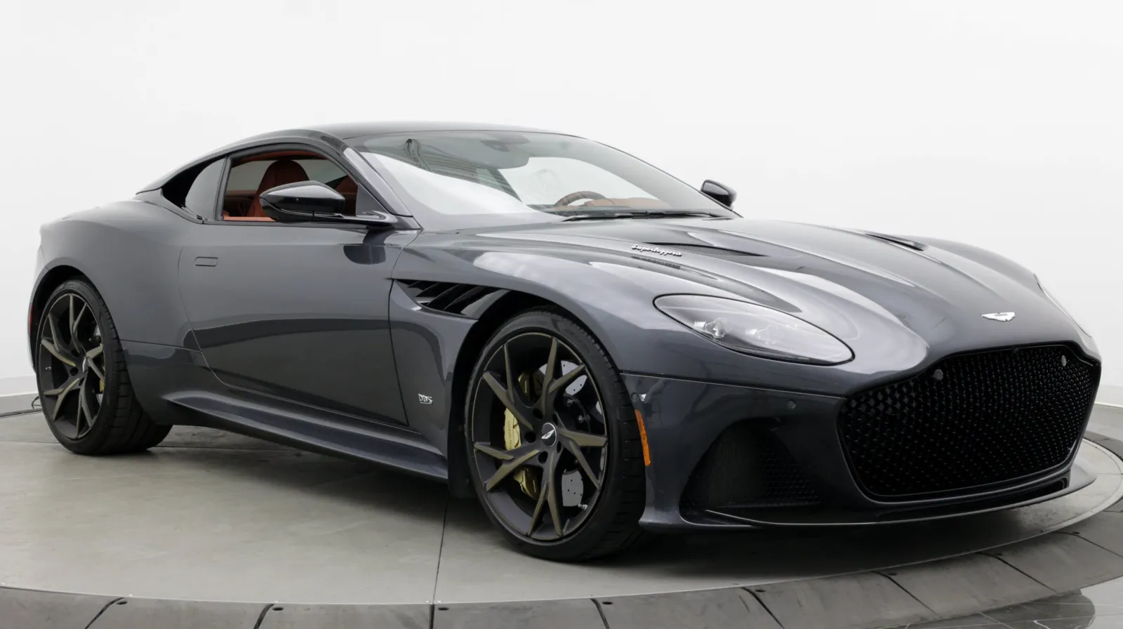 Aston Martin DBS photo 3