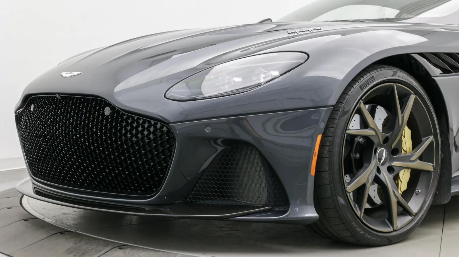 Aston Martin DBS photo 8
