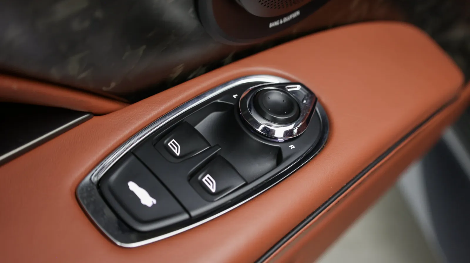 Aston Martin DBS photo 54