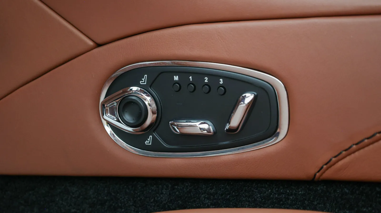 Aston Martin DBS photo 50