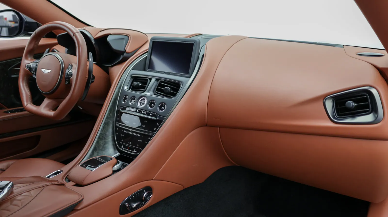 Aston Martin DBS photo 29