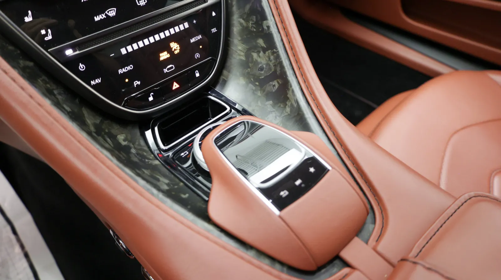 Aston Martin DBS photo 39
