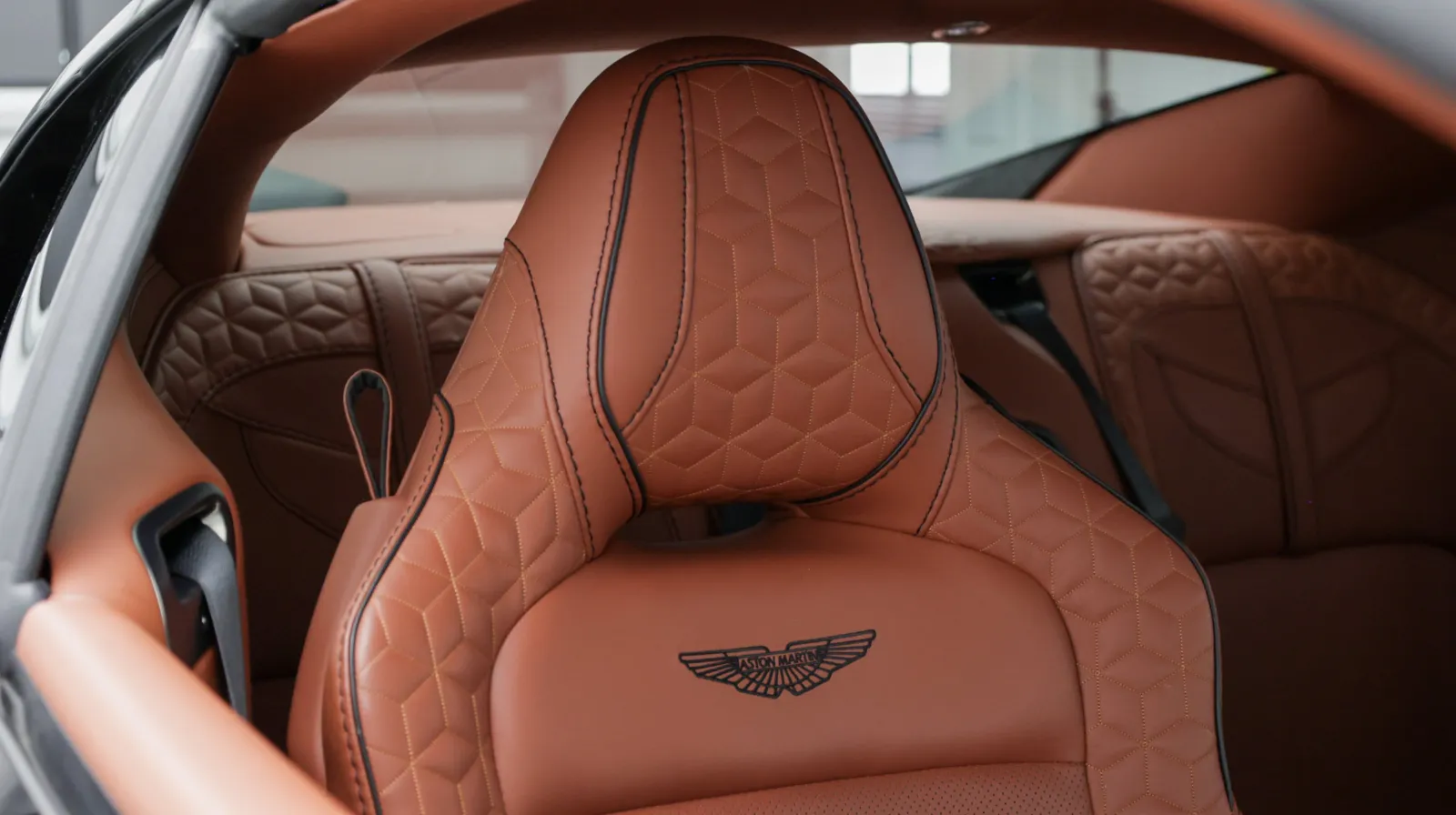 Aston Martin DBS photo 26