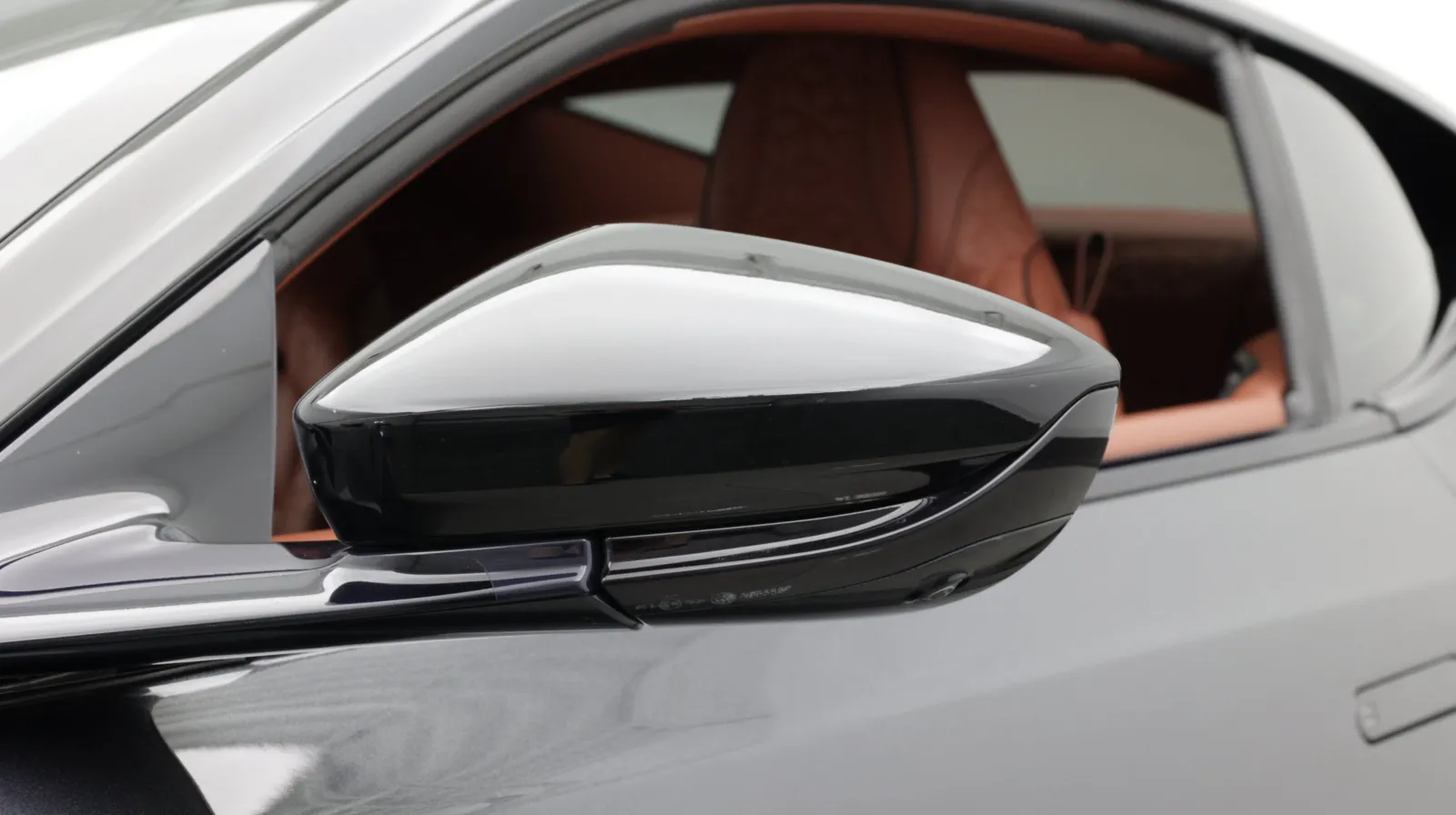 Aston Martin DBS photo 12