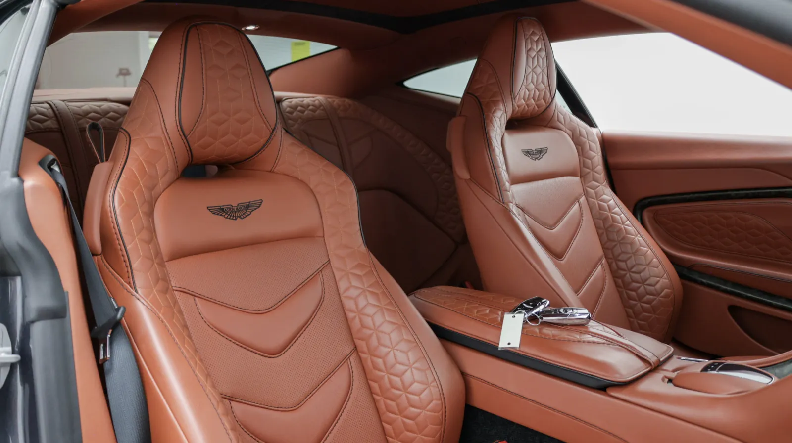 Aston Martin DBS photo 27