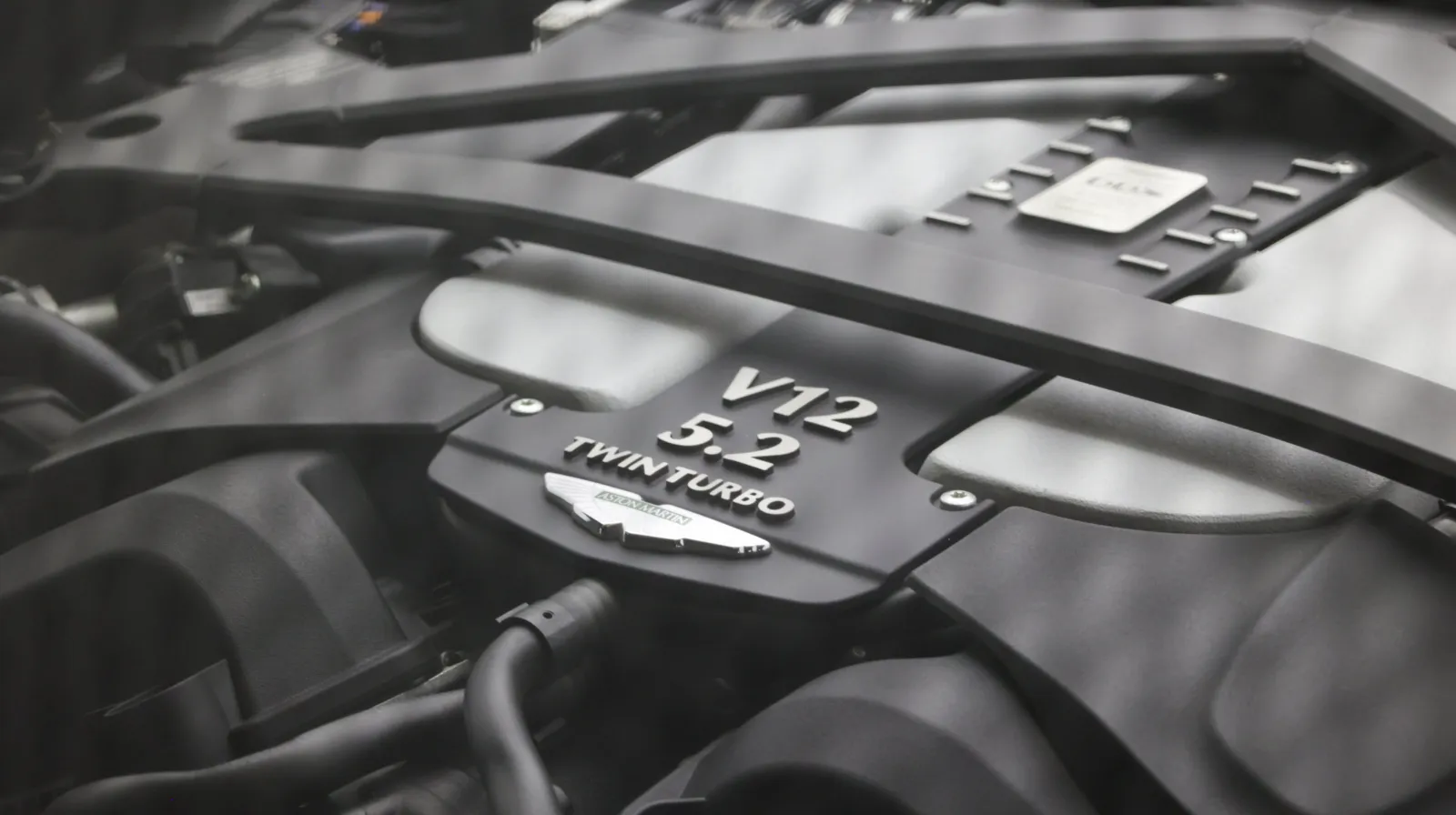 Aston Martin DBS photo 25